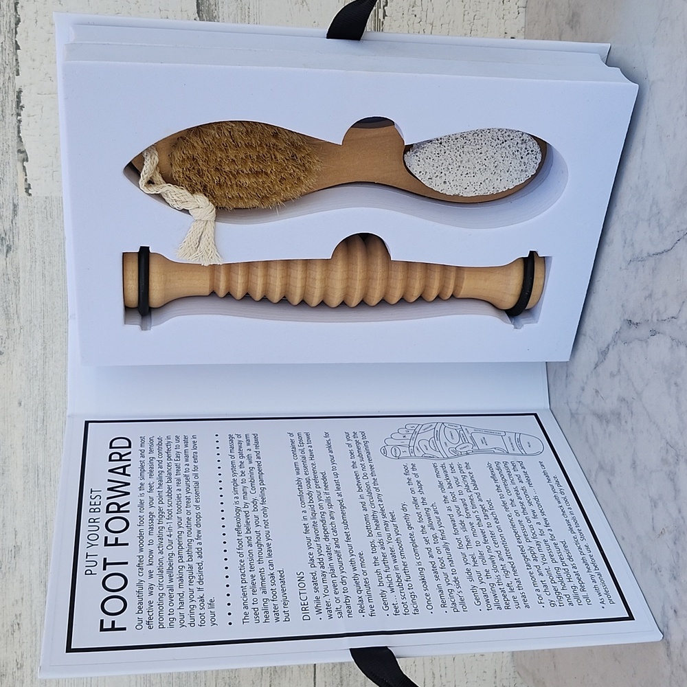 NWOT SANTA BARBARA DESIGN STUDIO "PUT YOUR BEST FOOT FORWARD"